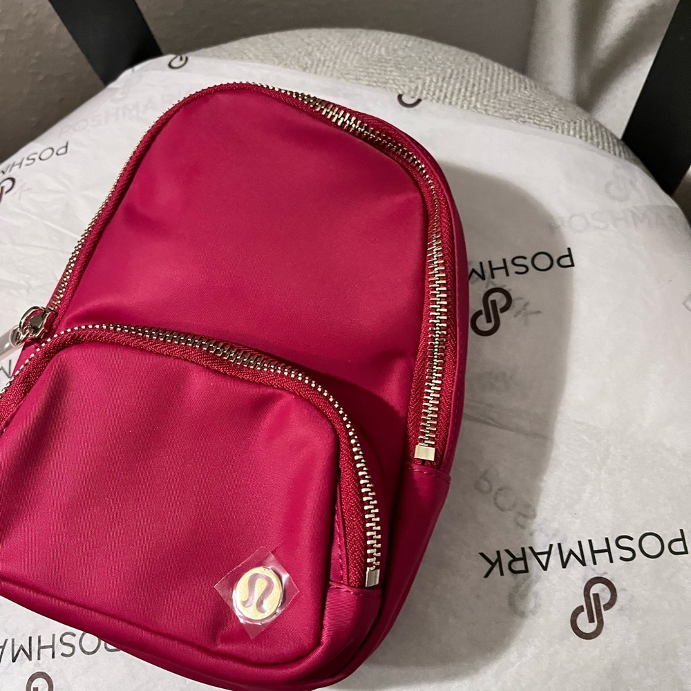 LULULEMON NWT AUTHENTIC EVERYWHERE BERRY RUMLE COLOUR SLING SMALL BAG - Picture 10 of 17